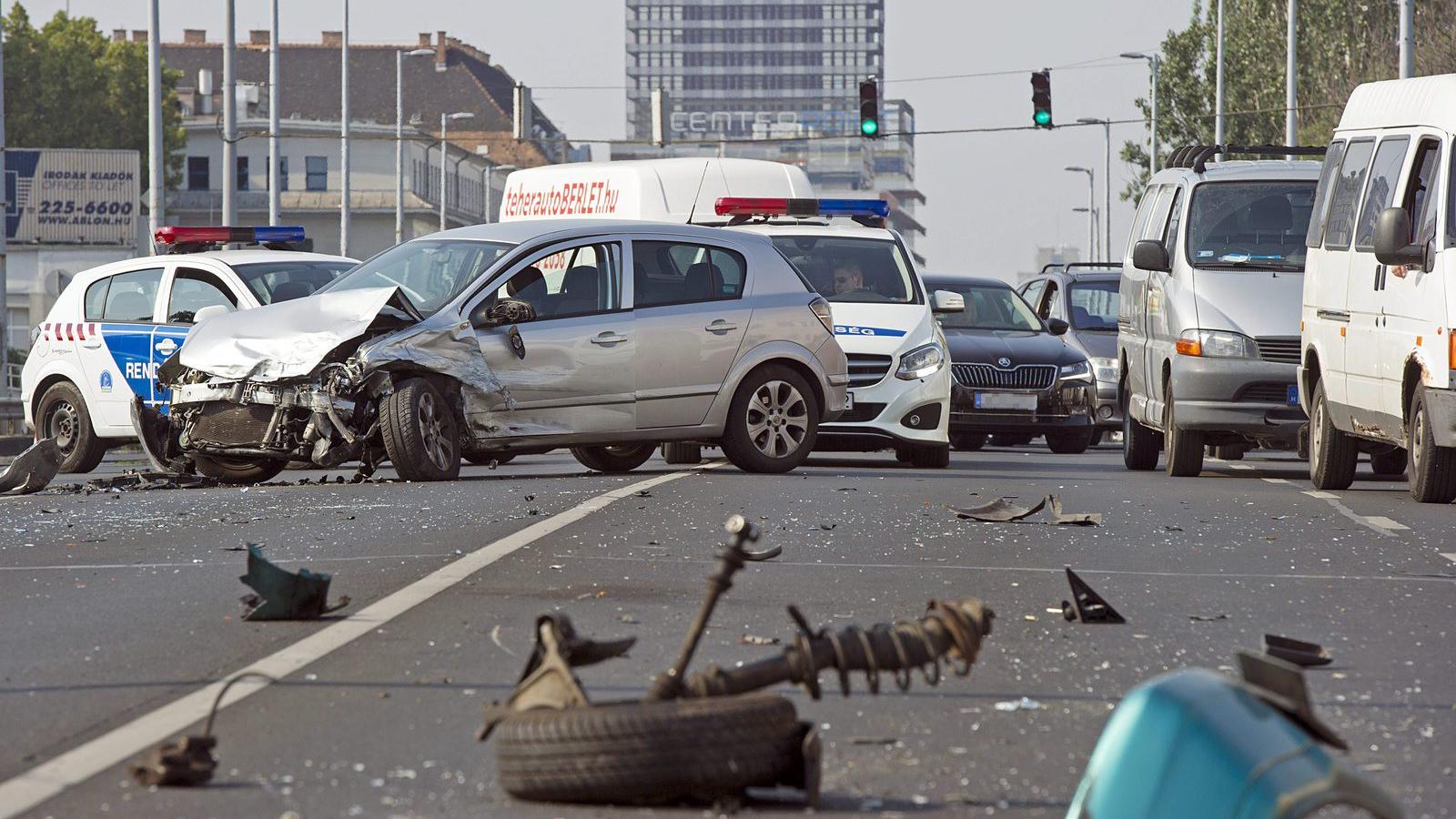 Összetört járművek és autóroncsok Budapesten, a Váci úton, a Vizafogó és a Fiastyúk utca között, ahol négy autó és egy busz ütkö