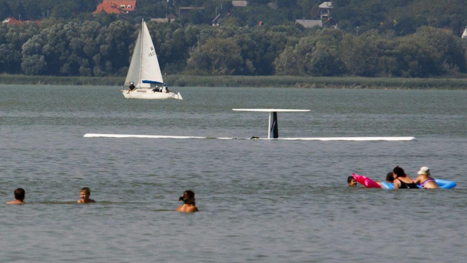 Vitorlázó repülőgép zuhant a vízbe Balatonberénynél, a parttól körülbelül 500 méterre, a naturistastrand közelében szombaton, a 