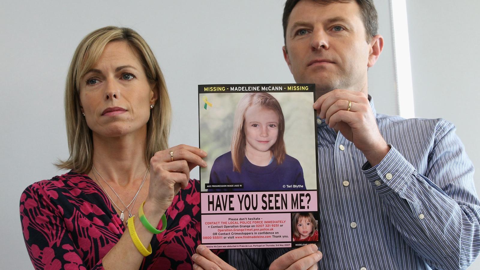 Anglia, London 2012: Kate és Gerry McCann sajtótájékoztatójukon bejelentik: a Scotland Yard újra nyomoz kislányuk eltűnése ügyéb