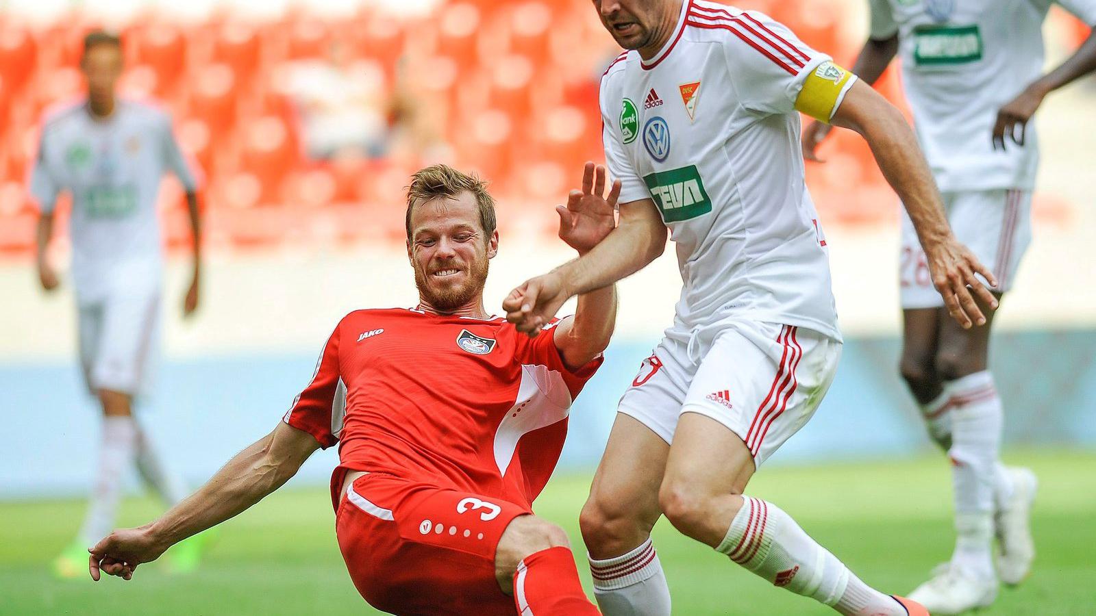  A lett Renars Rode és Szakály Péter, a Debrecen játékosa a labdarúgó Európa Liga-selejtezőjének második fordulójában játszott D