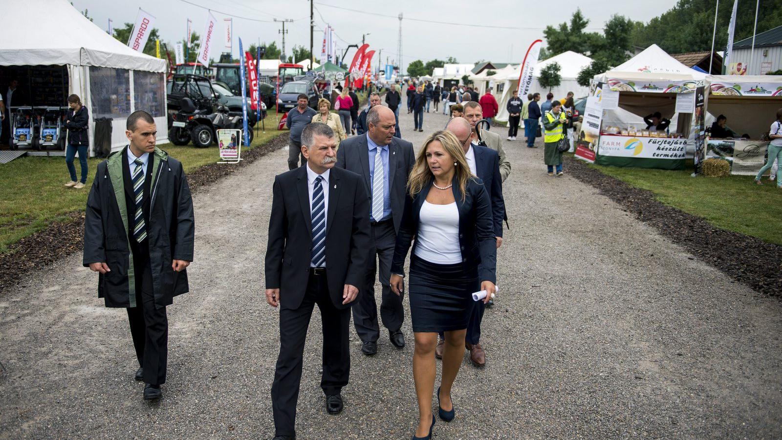  Kövér László, az Országgyűlés elnöke és Pohl Marietta, a Baranya Megyei Vállalkozói Központ ügyvezető igazgatója a XXII. gazdan