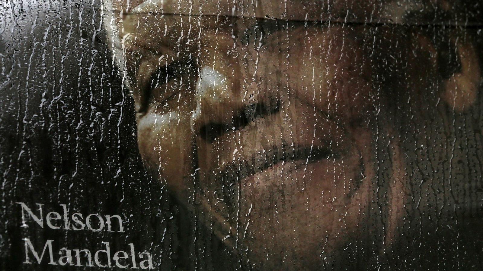 Szakadó esőben zajlik Mandela gyászszertartása. Fotó: Justin Sullivan/ Getty Images.