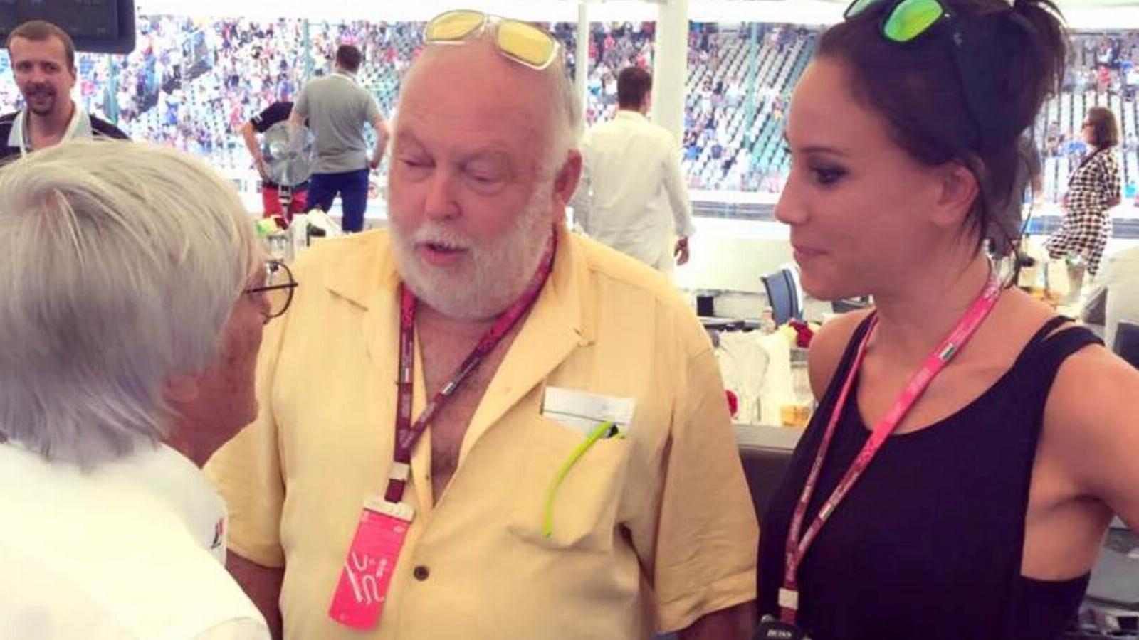 A "duci" asszonyka és a "slank" férjecske a tényleg vékony Bernie Eccleston bácsival beszélget Forrás: Facebook/Vajna Tímea