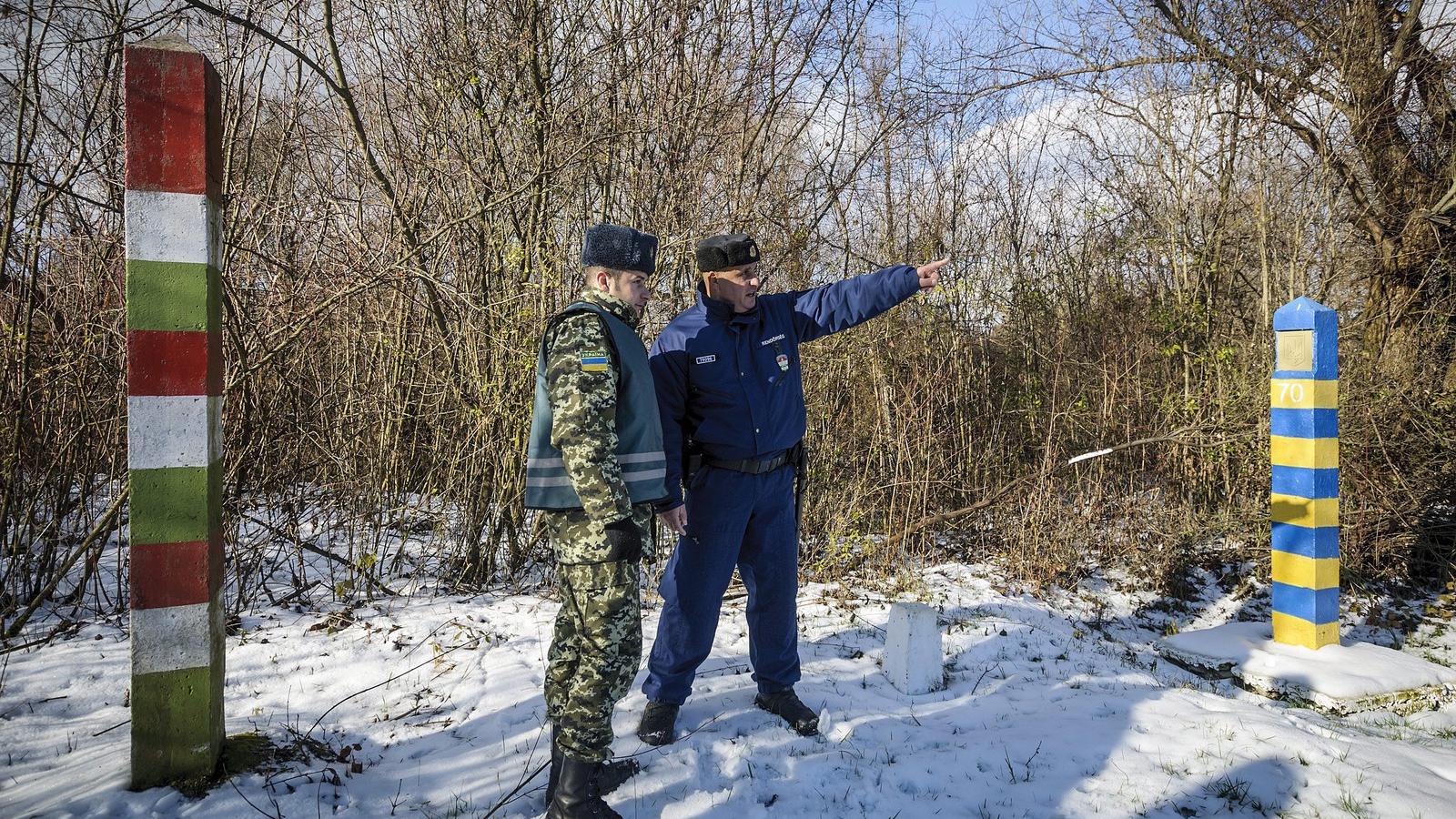 Magyar és ukrán határrendész Marosliget közelében - Fotó: Czeglédi Zsolt/MTI