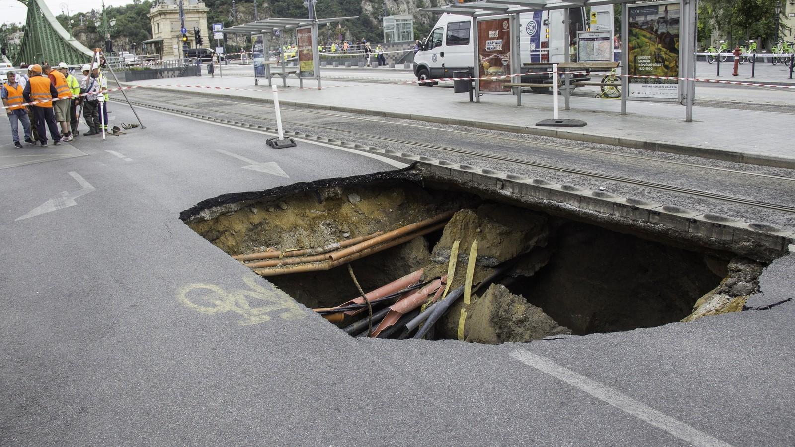 A gödör a Vámház körúton FOTÓ: Molnár Ádám