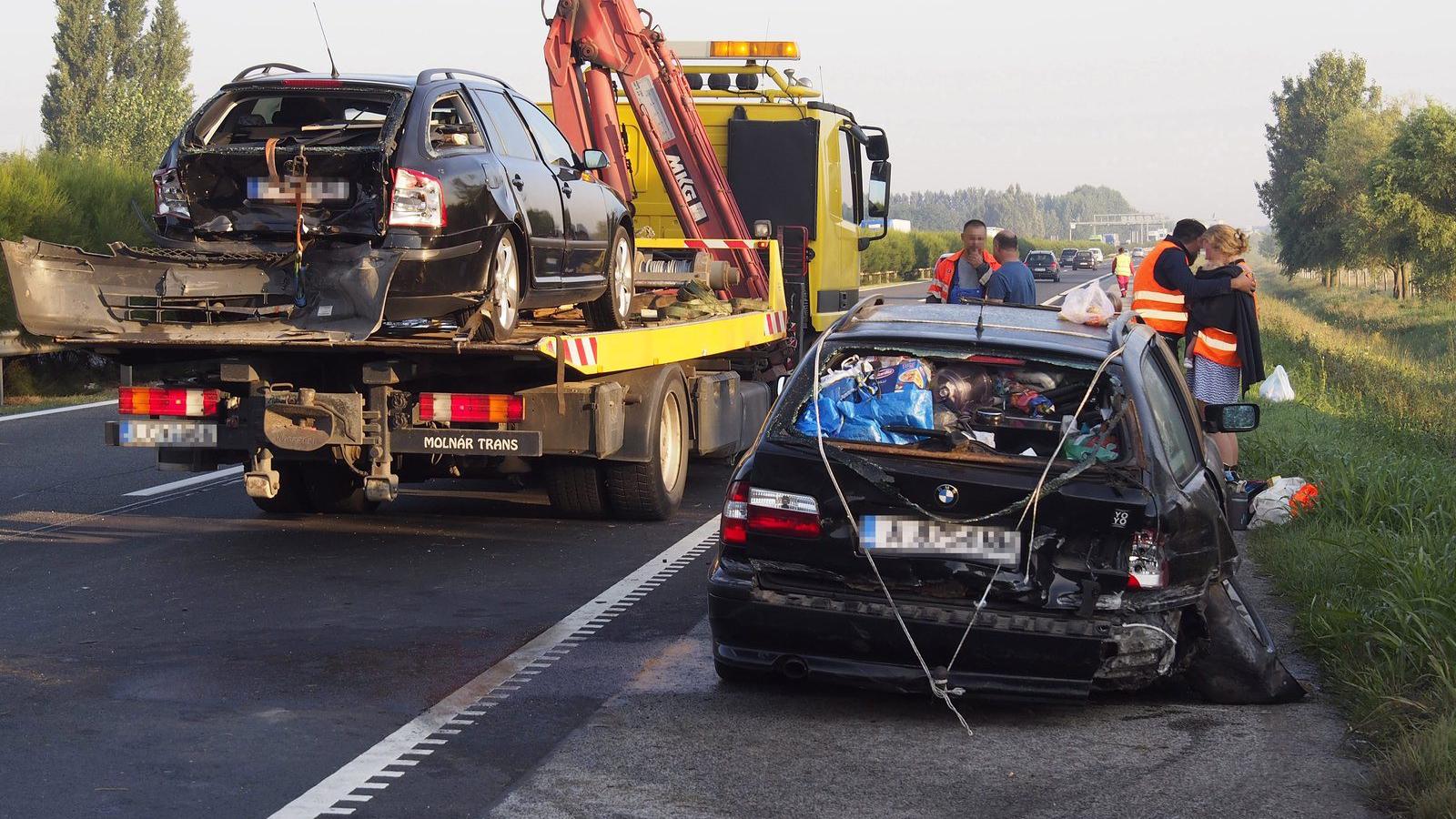 Összetört személyautók az M5-ös autópályán Kecskemét határában 2015. augusztus 28-án. Előzőleg egy autó szalagkorlátnak ütközött