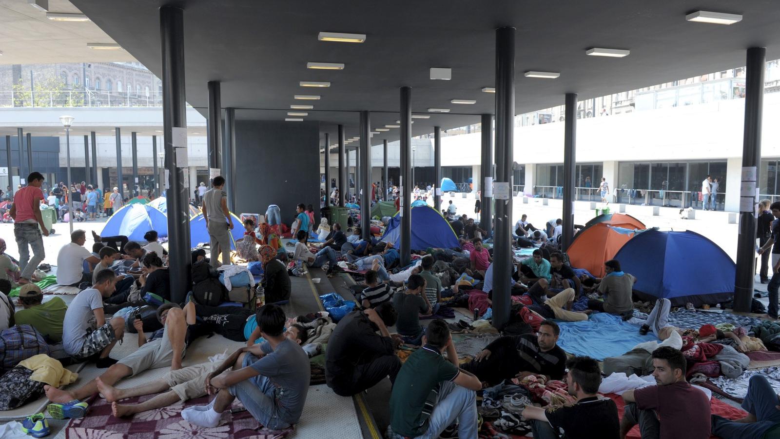 A Keleti pályaudvar aluljárójában tábort vert menekültek időről időre tüntettek is a hét végén FOTÓ: VAJDA JÓZSEF