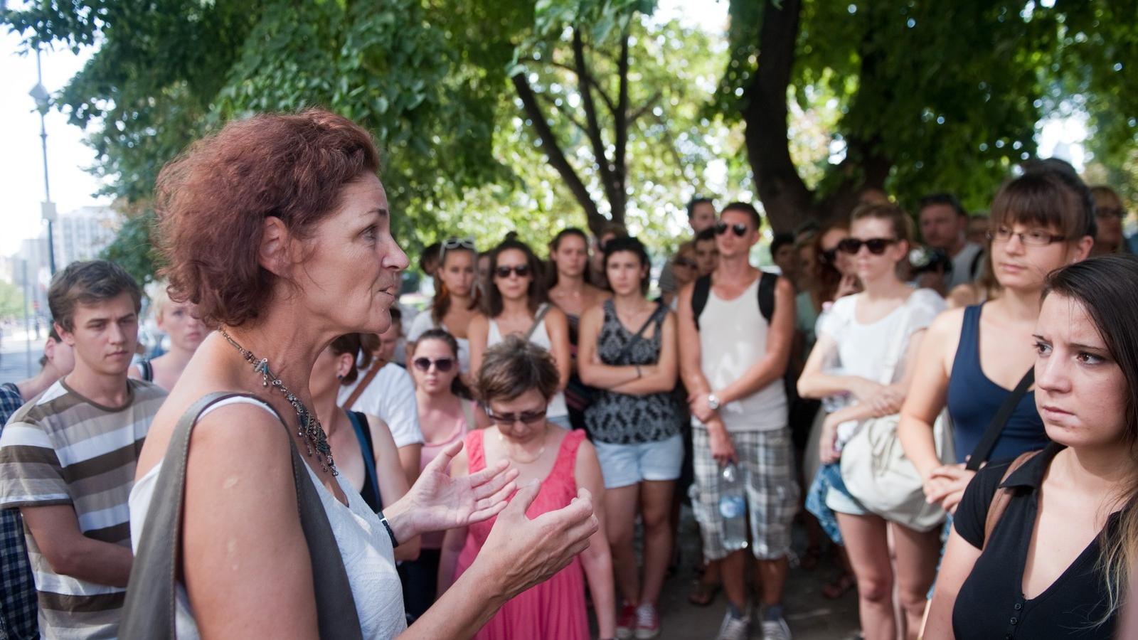 A sajtótájékoztató után: Hegyesné Vecseri Beáta, az élelmiszer-tudományi kar dékánja a döbbent diákokkal FOTÓ: TÓTH GERGŐ