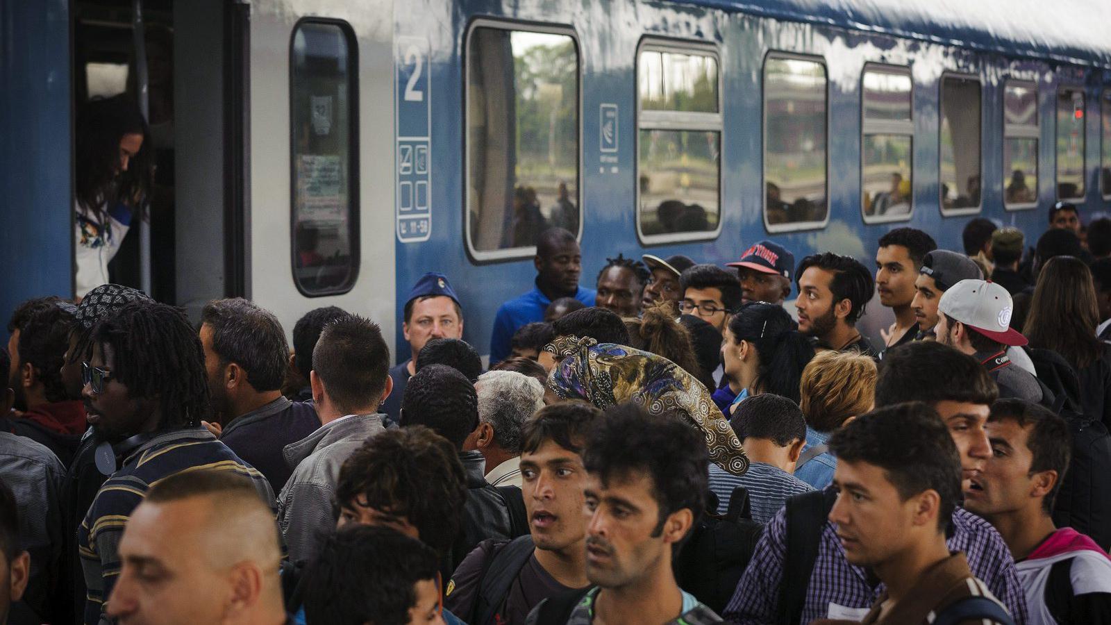 Menekültek szállnak vonatra a debreceni vasútállomáson,  Budapest érintésével próbálnak nyugat felé haladni, azt követően, hogy 