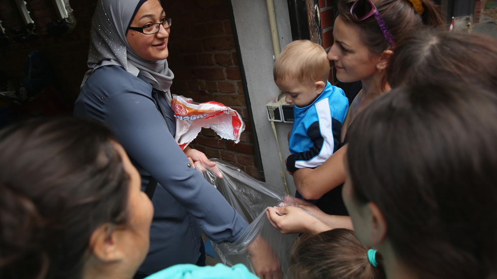 Németország,  Berlin - Arabul beszélő önkéntesek segítenek a menekülteknek  Fotó: Sean Gallup / Getty Images