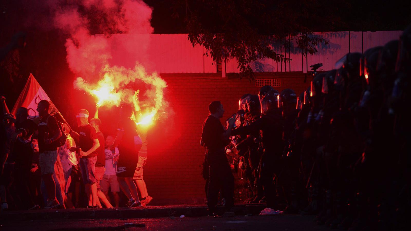 Az Európa-bajnoki selejtező helyszíne felé tartó magyar futballszurkolók egy része a rendőrökre sörösüvegeket, petárdákat dobált