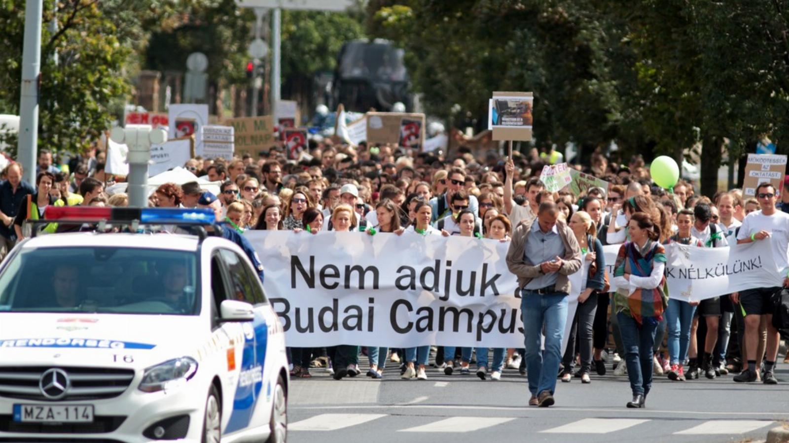 Volt tüntetés, plakátok, harag, elszánás - hiába  Fotó: Molnár Ádám, Népszava