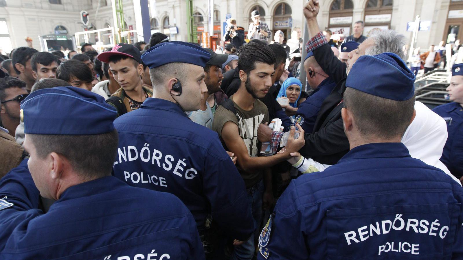 Felengedik a vonatra a menekülteket a Keleti pályaudvaron 2015. szeptember 6-án. MTI Fotó: Szigetváry Zsolt