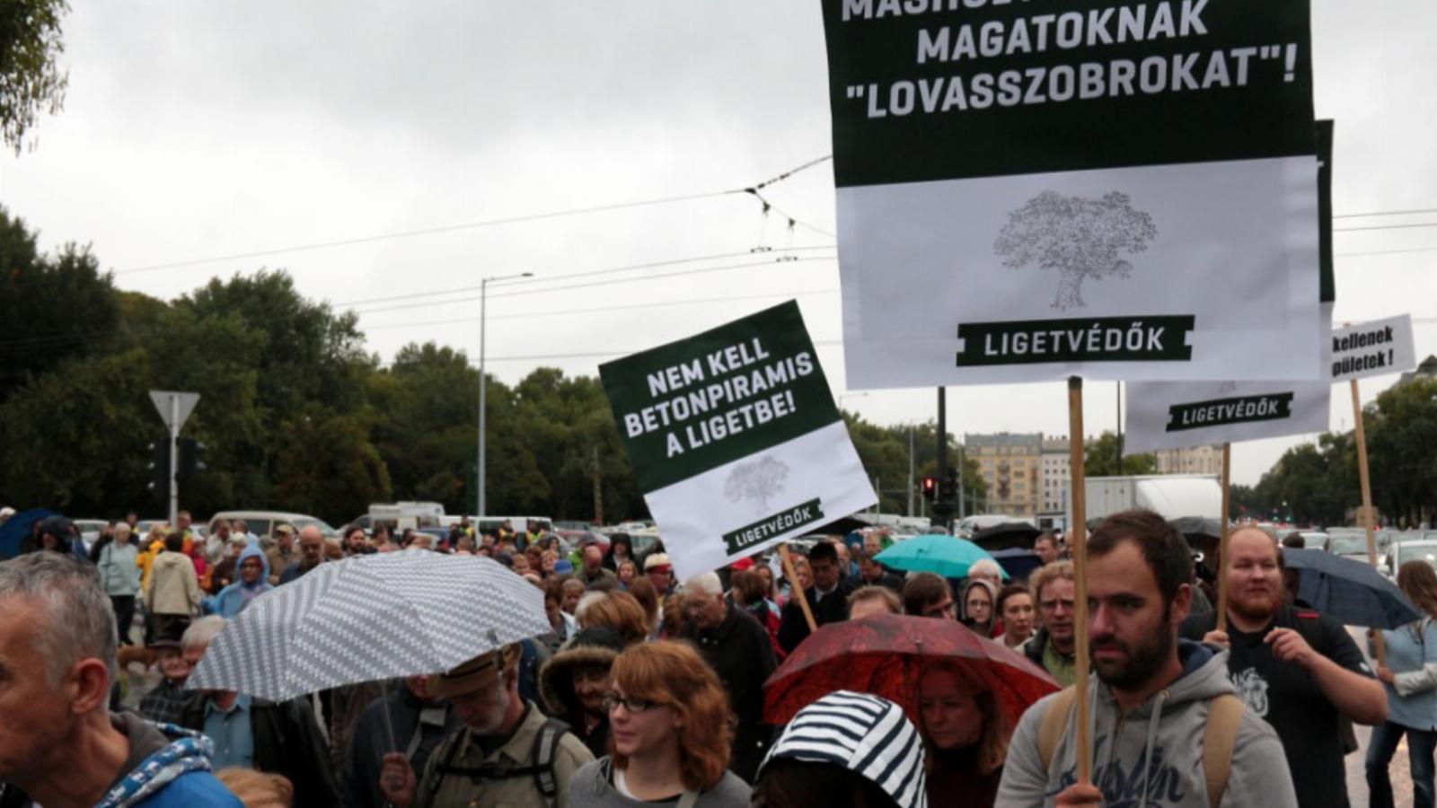 Az eső sem zavarta a tüntetőket FOTÓ: MOLNÁR ÁDÁM