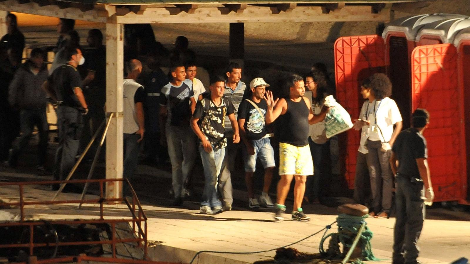 Olaszország, Lampedusa - Életüket kockáztatva, lélekvesztőkön érkeznek a menekültek a szigetre Fotó: Tullio M. Puglia / Getty Im