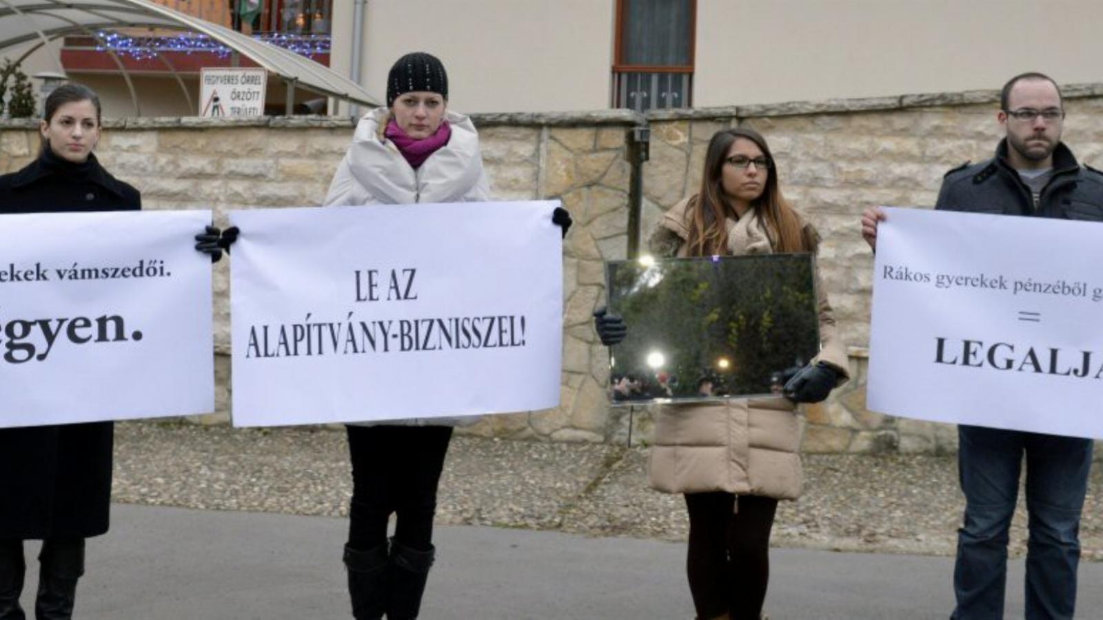 A Fidelitas aktivistái demonstráltak tegnap a Gyermekrák Alapítvány elnökének budapesti háza előtt FOTÓ: MTI/BELICZAY LÁSZLÓ