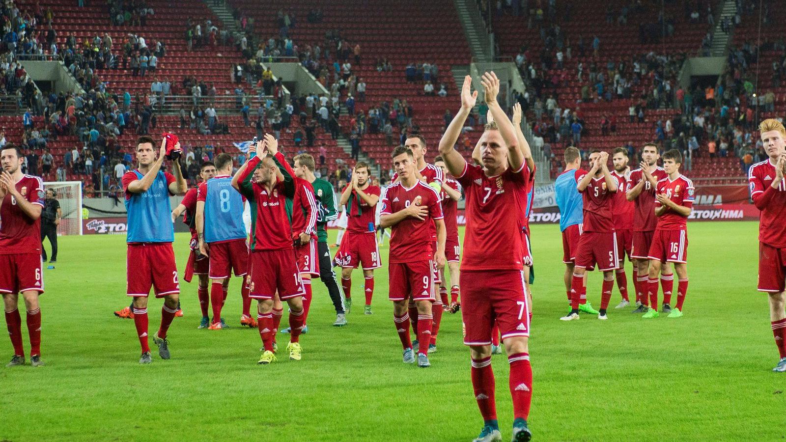 A magyar válogatott tagjai a Görögország-Magyarország labdarúgó Európa-bajnoki selejtezőmérkőzés után Pireuszban, a Karaiszkakis