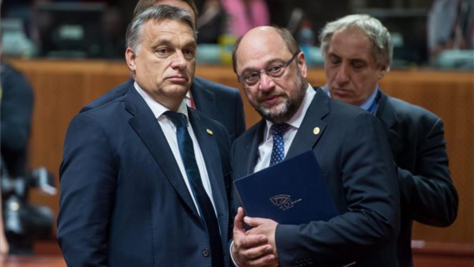 Orbán Viktor miniszterelnök (b) és Martin Schulz, az Európai Parlament elnöke (b2) az EU-tagországok állam- és kormányfőinek brü