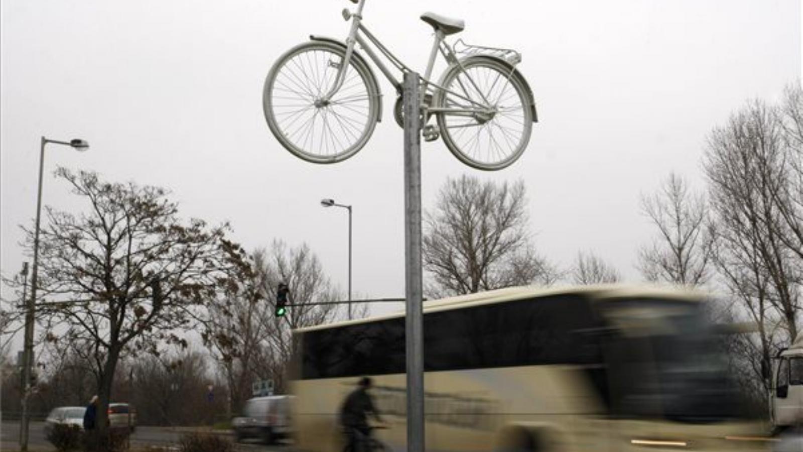 Szellembicikli Szolnokon FOTÓ: MTI, Bugány János