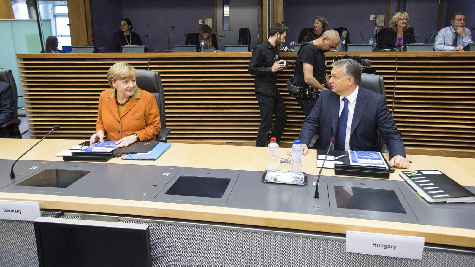 A minicsúcs kezdetén a magyar miniszterelnök a német kancellárt figyelte meg, láthatóan jó hangulatban FOTÓ: MTI/MINISZTERELNÖKI