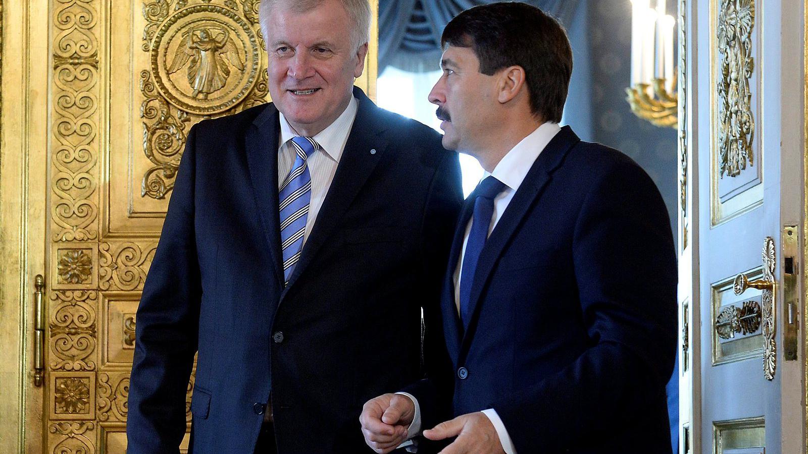 A Merkelt leghevesebben bíráló Horst Seehofer bajor tartományi miniszterelnök  fogadta a köztársasági elnököt Münchenben 2015. o