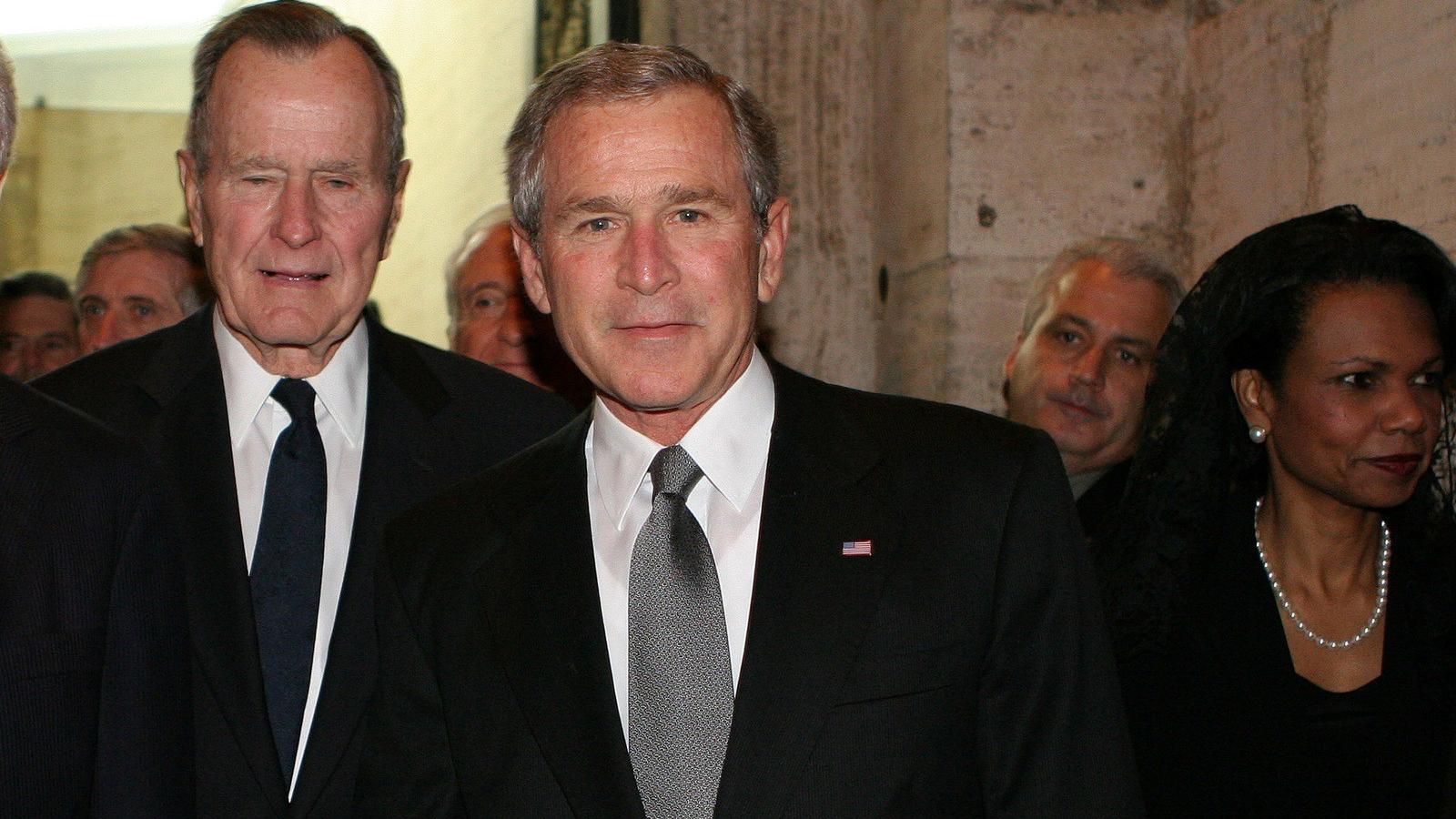 George H. W. Bush és fia, George W. Bush. FOTÓ: Alberto Pizzoli-Vatican Pool/Getty Images