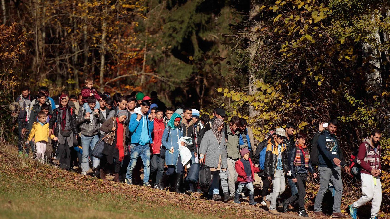 Német rendőrök menekülteket kísérnek Passaunál FOTÓ: EUROPRESS/GETTY IMAGES/JOHANNES SIMO