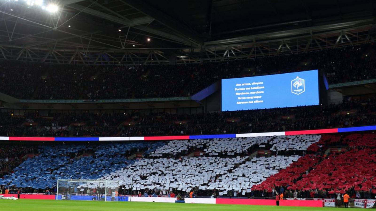 Az angol szurkolók a franciákkal együtt énekelték a Marseillaise-t, szövegét a kivetítőn mutatták FOTÓ: EUROPRESS/GETTY IMAGES/ 