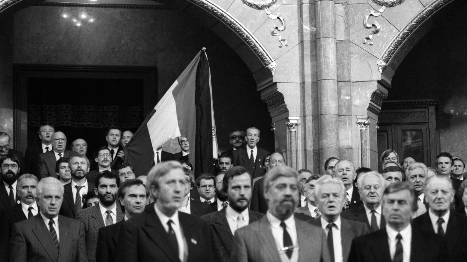 Magyarország, Budapest, Országgyűlés 1990, az első sorban Jeszenszky Géza, Horváth Balázs és Antall József   Fotó: Fortepan/orig