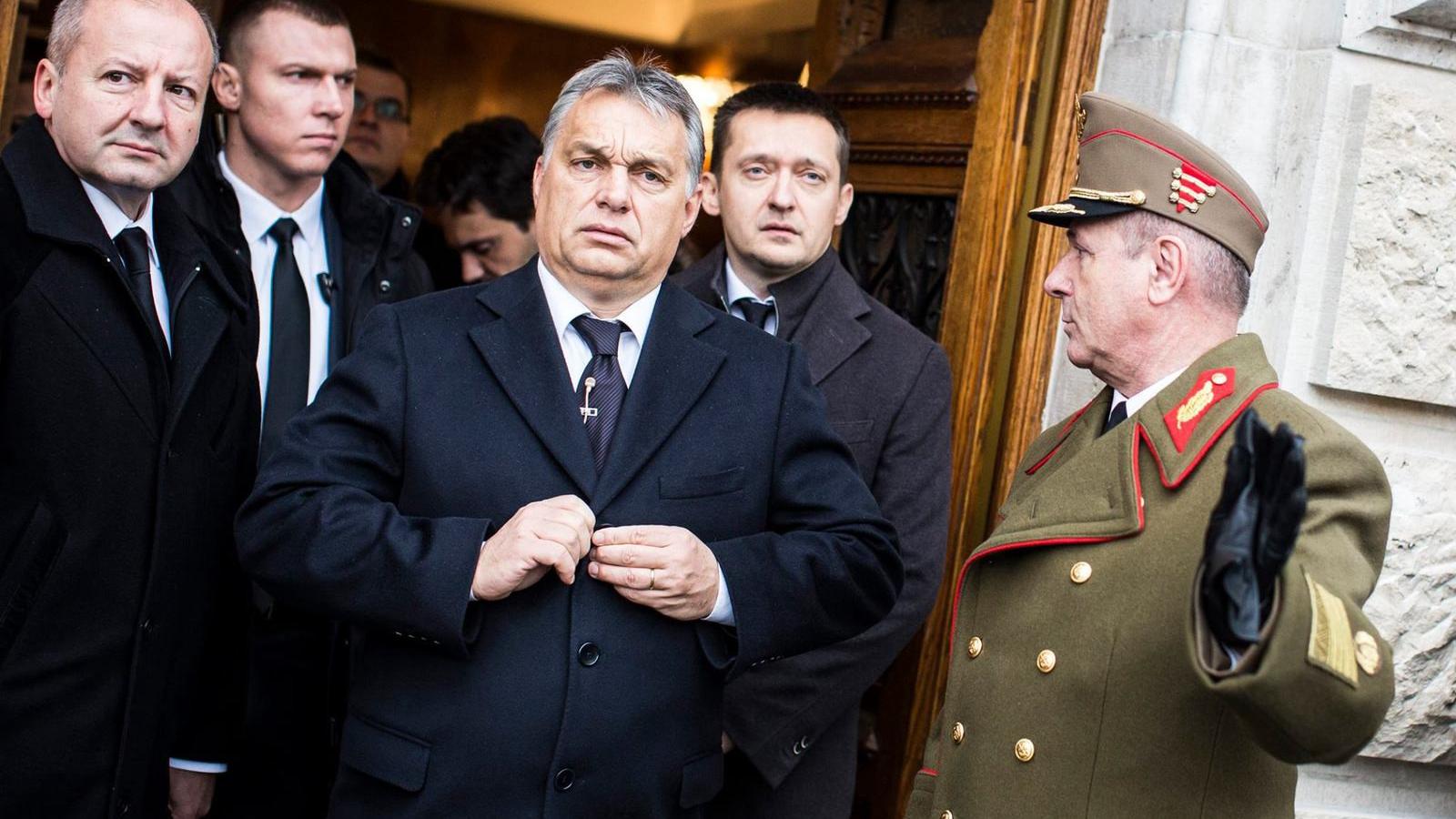 A nagy ember, szigorú tekintetű testőrök és harcostársak körében Forrás: Facebook/Orbán Viktor