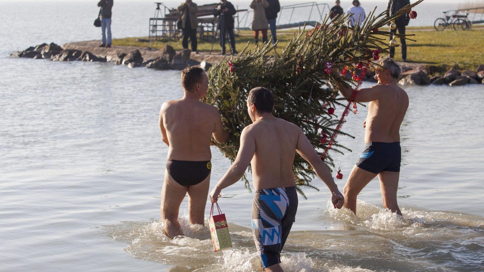 A Balatonban állítottak karácsonyfát a szigligeti strandnál FOTÓ: MTI/VARGA GYÖRGY