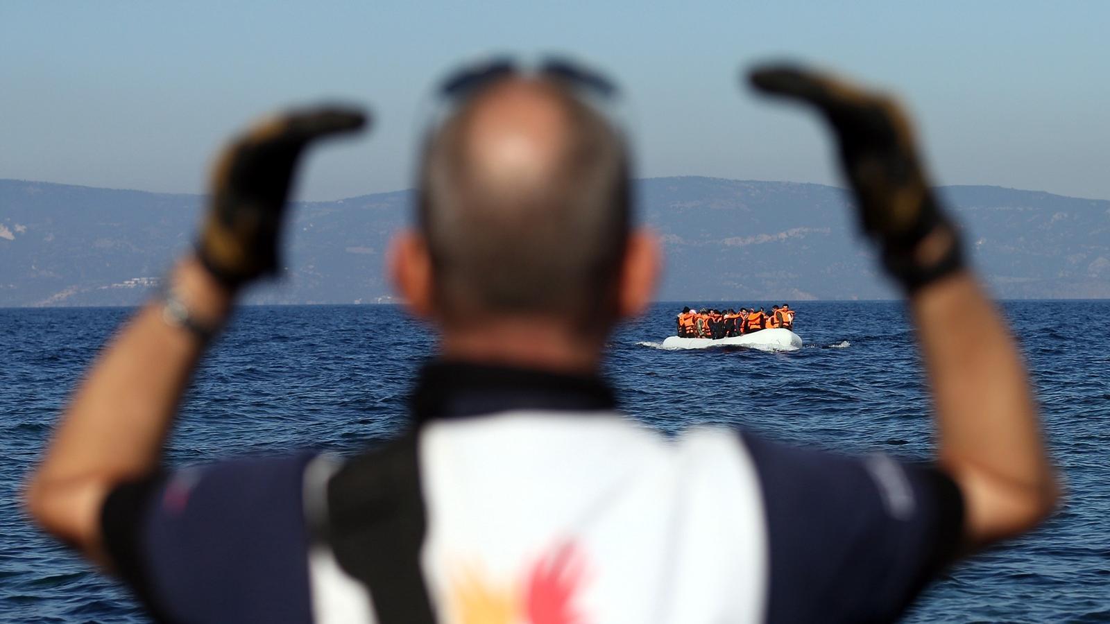 Görögország - A segélyszervezet aktivistája irányítja a partok felé a menekülők hajóját - Fotók: Carl Court / Getty Images
