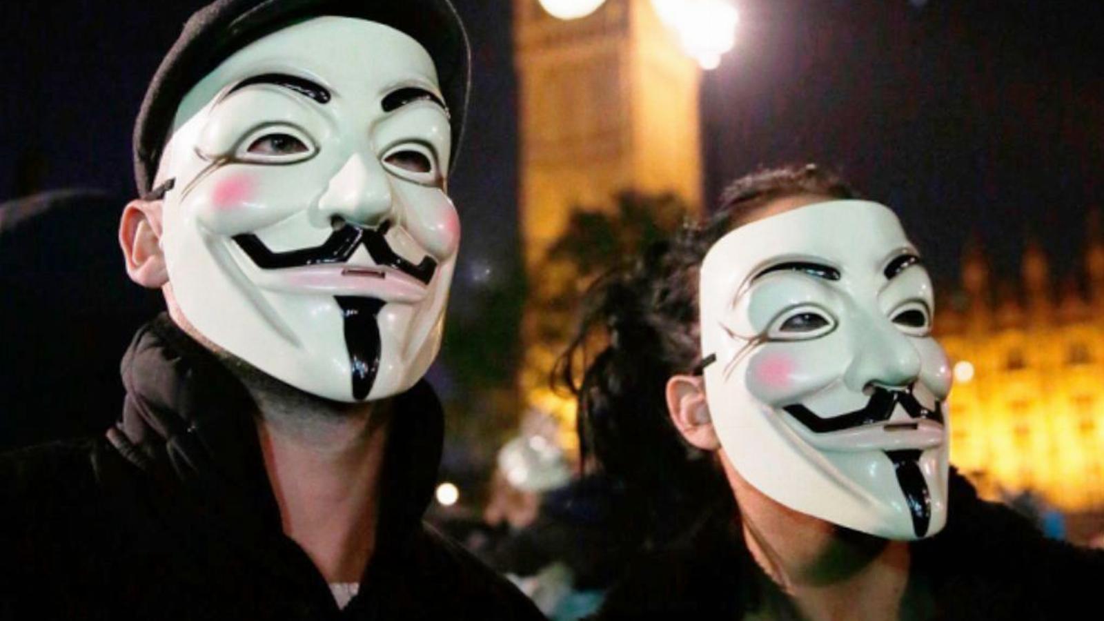 Az Anonymous egy nemzetközi hackercsoport, amelynek tagjai Guy Fawkes-álarcot használnak. FOTÓ: GETTY IMAGES/MATTHEW LLOYD