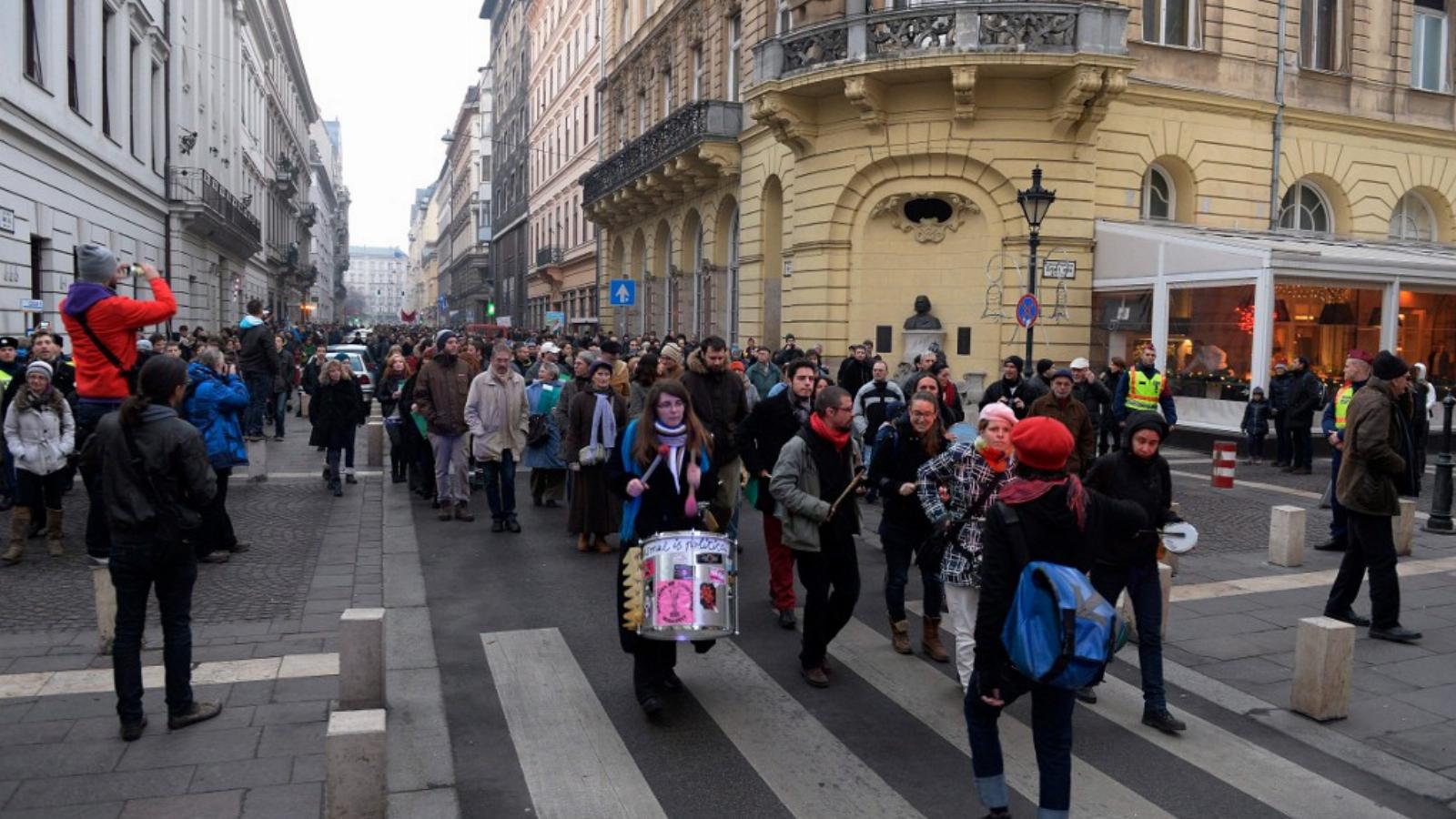 A NAV-székháztól a Parlament elé vonultak az áfacsalások kivizsgálását követelve a tüntetők szombaton FOTÓ: MTI/BRUZÁK NOÉMI