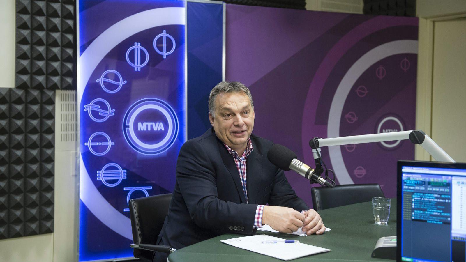 Orbán Viktor miniszterelnök a Magyar Rádió stúdiójában 2015. december 4-én. MTI Fotó: Koszticsák Szilárd