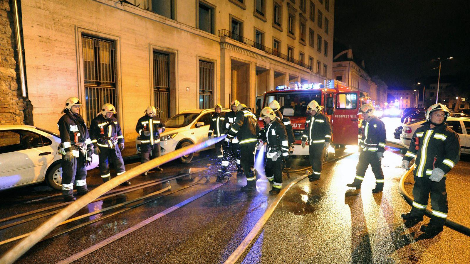 A volt budapesti MSZP-székházból két embert a tűzoltók mentettek ki FOTÓ: MTI/MIHÁDÁK ZOLTÁN