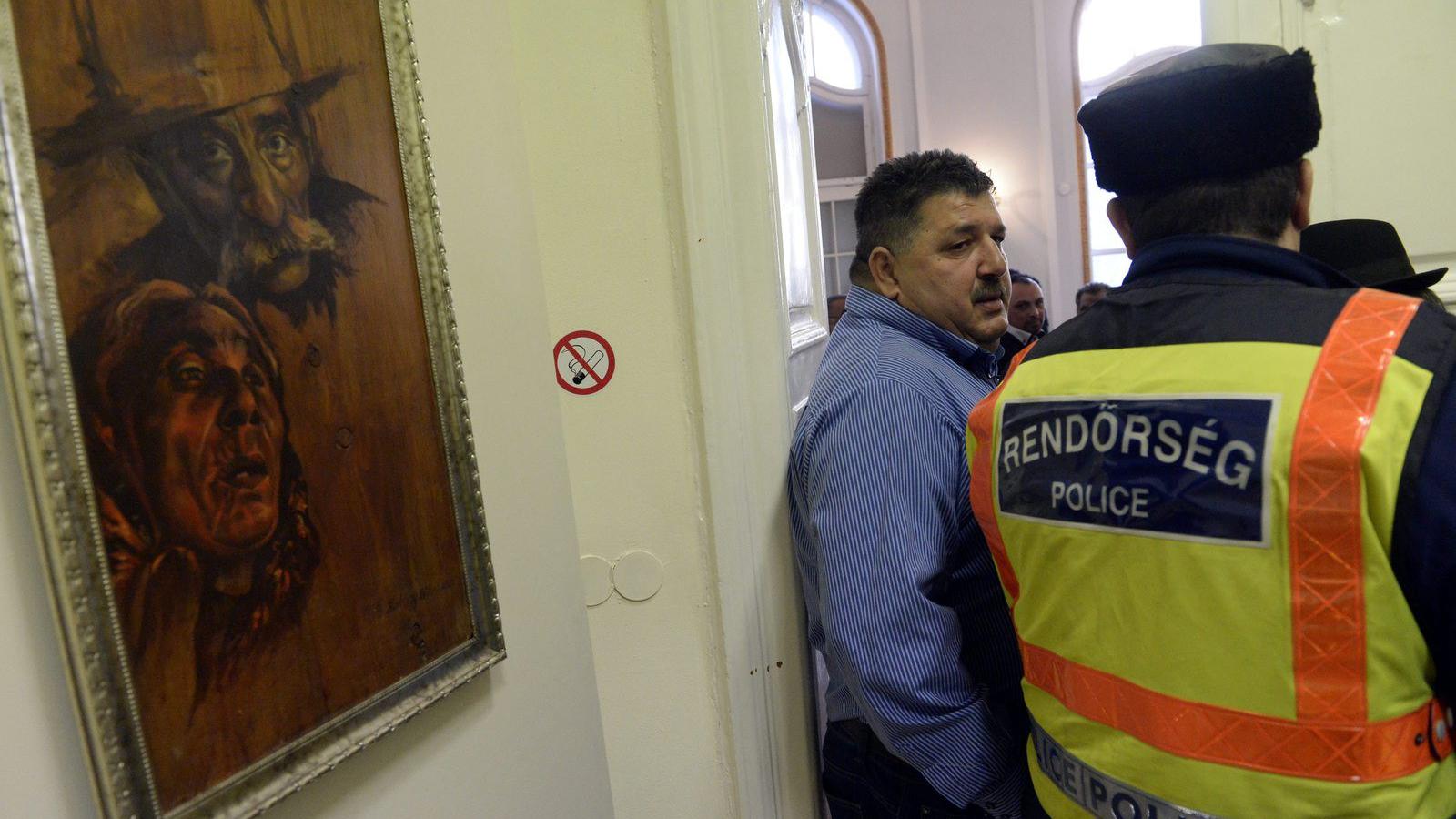Ajtópecsételés és rendőri közbelépés az ORÖ irodájában – a közgyűlés ismét balhésra sikerült FOTÓ: MTI/KOVÁCS TAMÁS