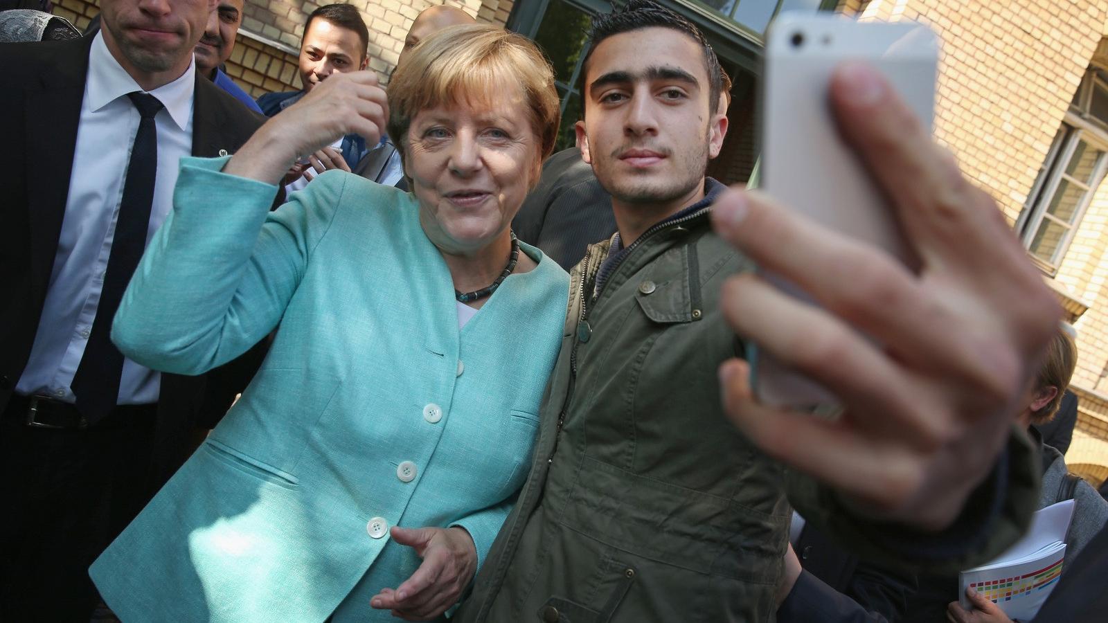 Korábban Merkel több olyan fotóval hergelte a jobboldaliakat, amin menekültekkel szelfizett. FOTÓ: Sean Gallup/Getty Images