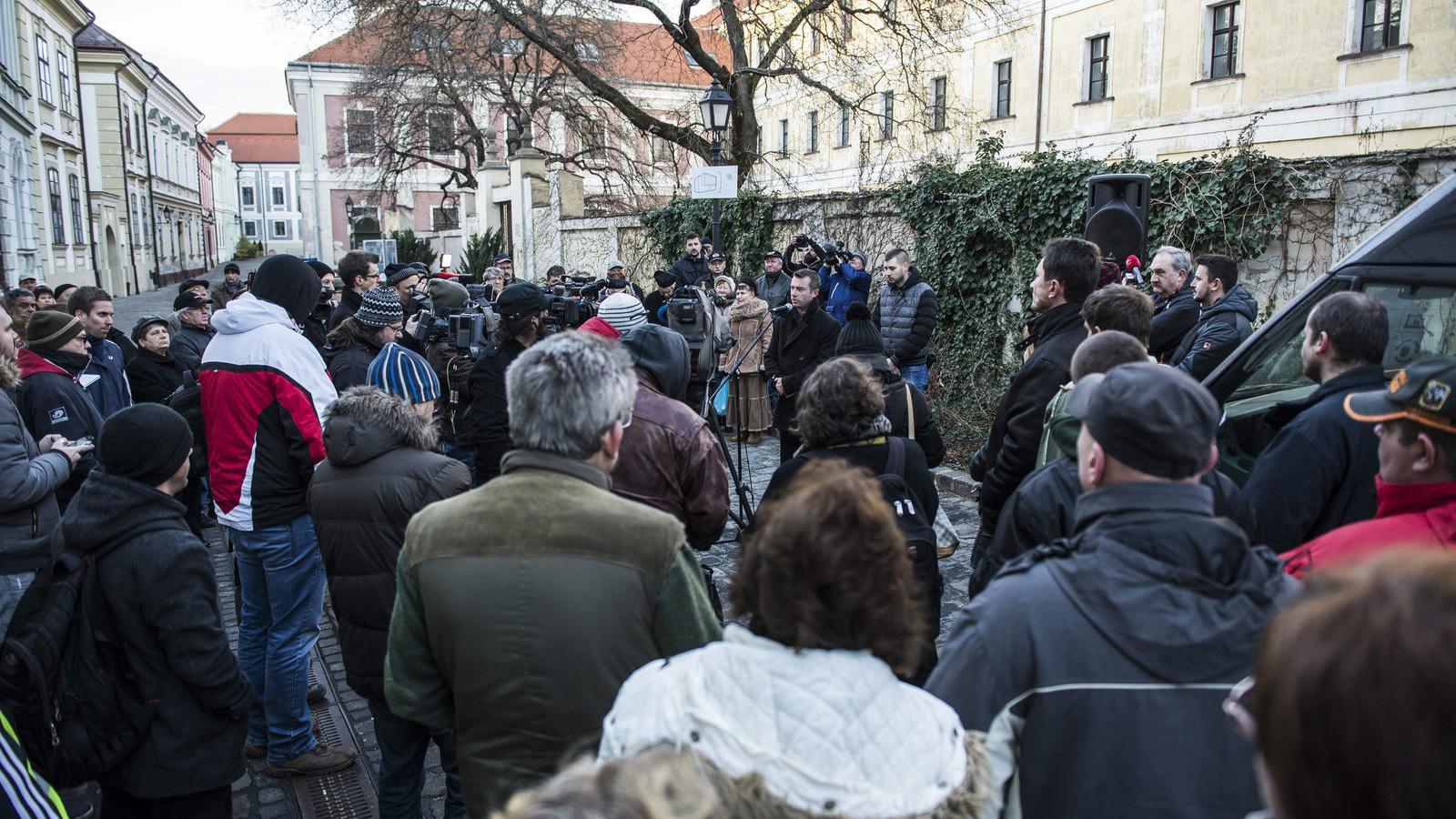 Tüntetés a vörösiszapper bírósági határozata miatt Veszprémben. MTI Fotó: Bodnár Boglárka