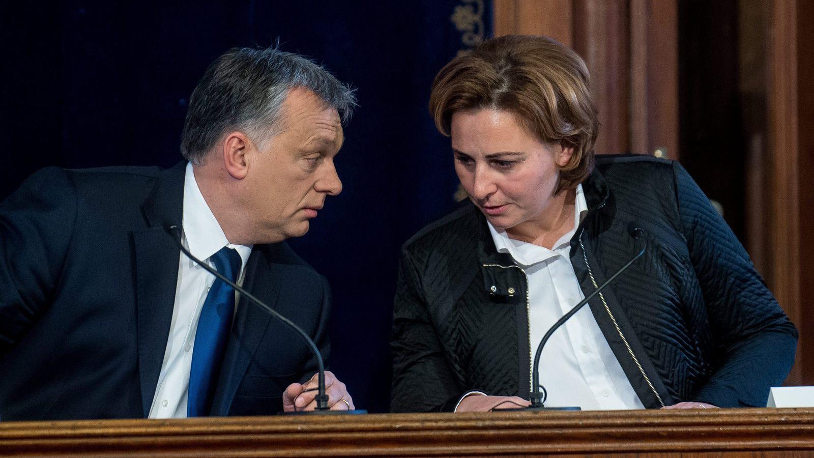 Kinek mennyit adjunk? -  Orbán Viktor miniszterelnök és Szemereyné Pataki Klaudia polgármester MTI Fotó: Ujvári Sándor