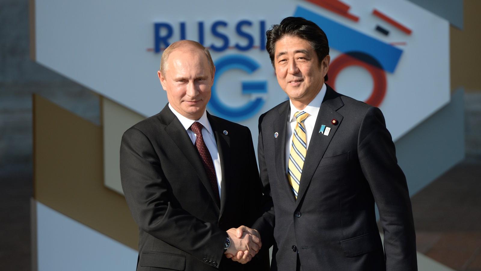 Korábbi felvétel Putyinról és Abe Shinzo, japán miniszterelnökről. FOTÓ: Anton Denisov/Host Photo Agency/Getty Images