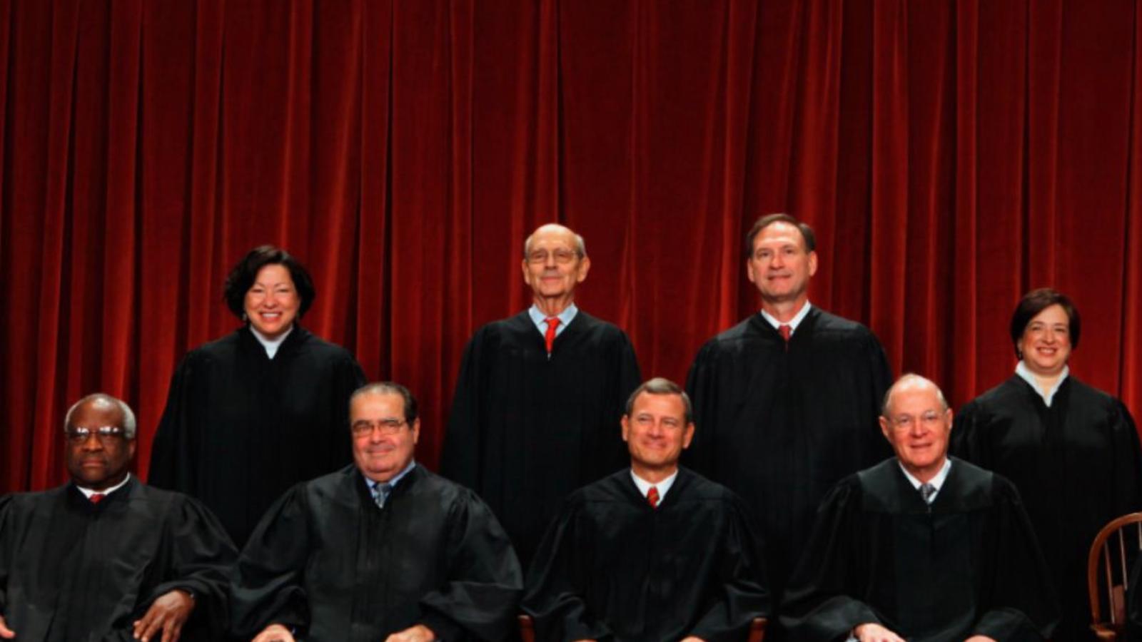 A taláros testület 2010-ben. Elöl: Clarence Thomas, Antonin Scalia, John Roberts főbíró, Charles Kennedy, Ruth Bader-Ginsburg. H