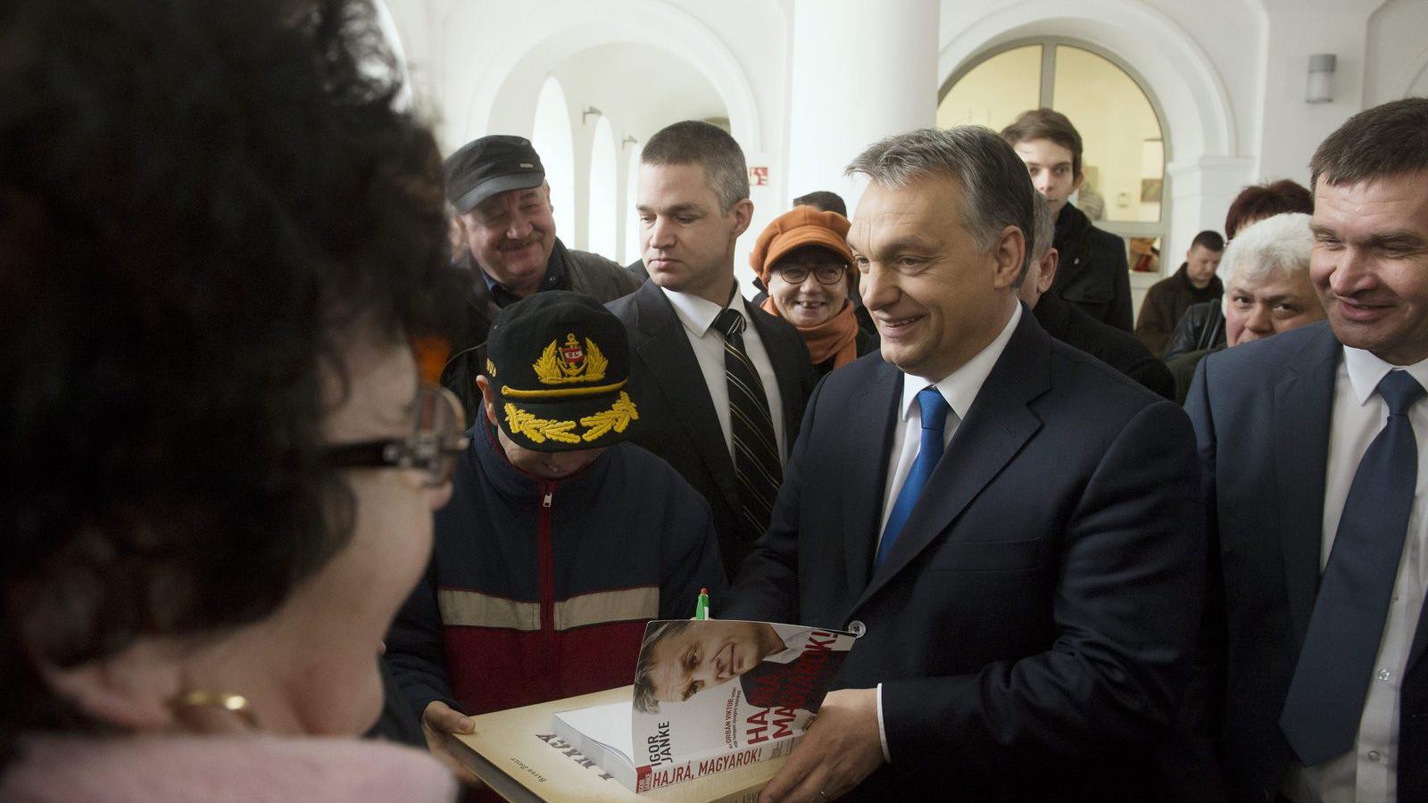 Orbán Viktor miniszterelnök (j2) a város lakóival, miután a Modern városok program keretében együttműködési megállapodást írt al