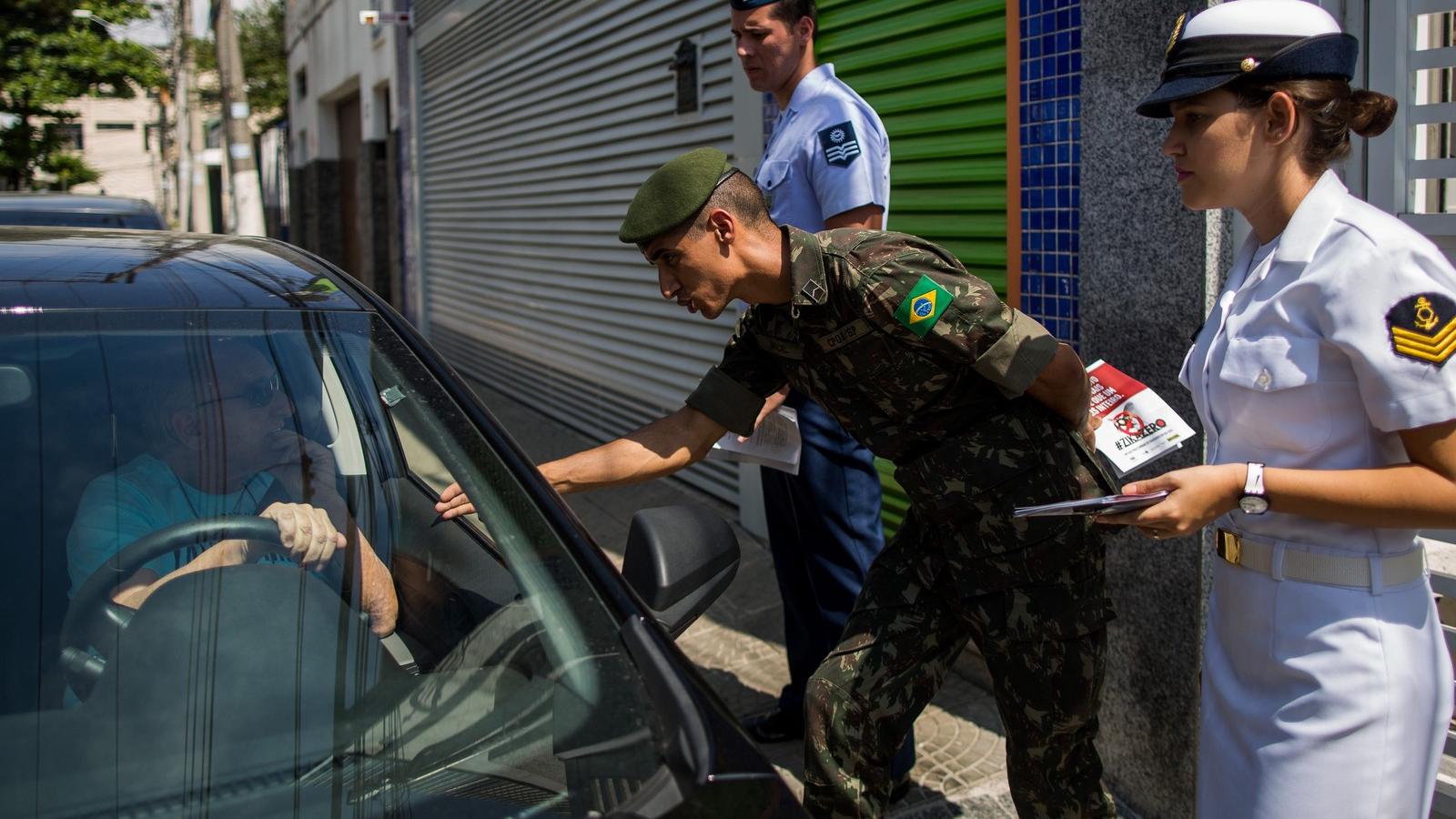 Brazília, Sao Paulo -  A  hadsereg, és a haditengerészet, sőt a légierő is segít a lakosok tájékoztatásában Fotók: Victor Moriya