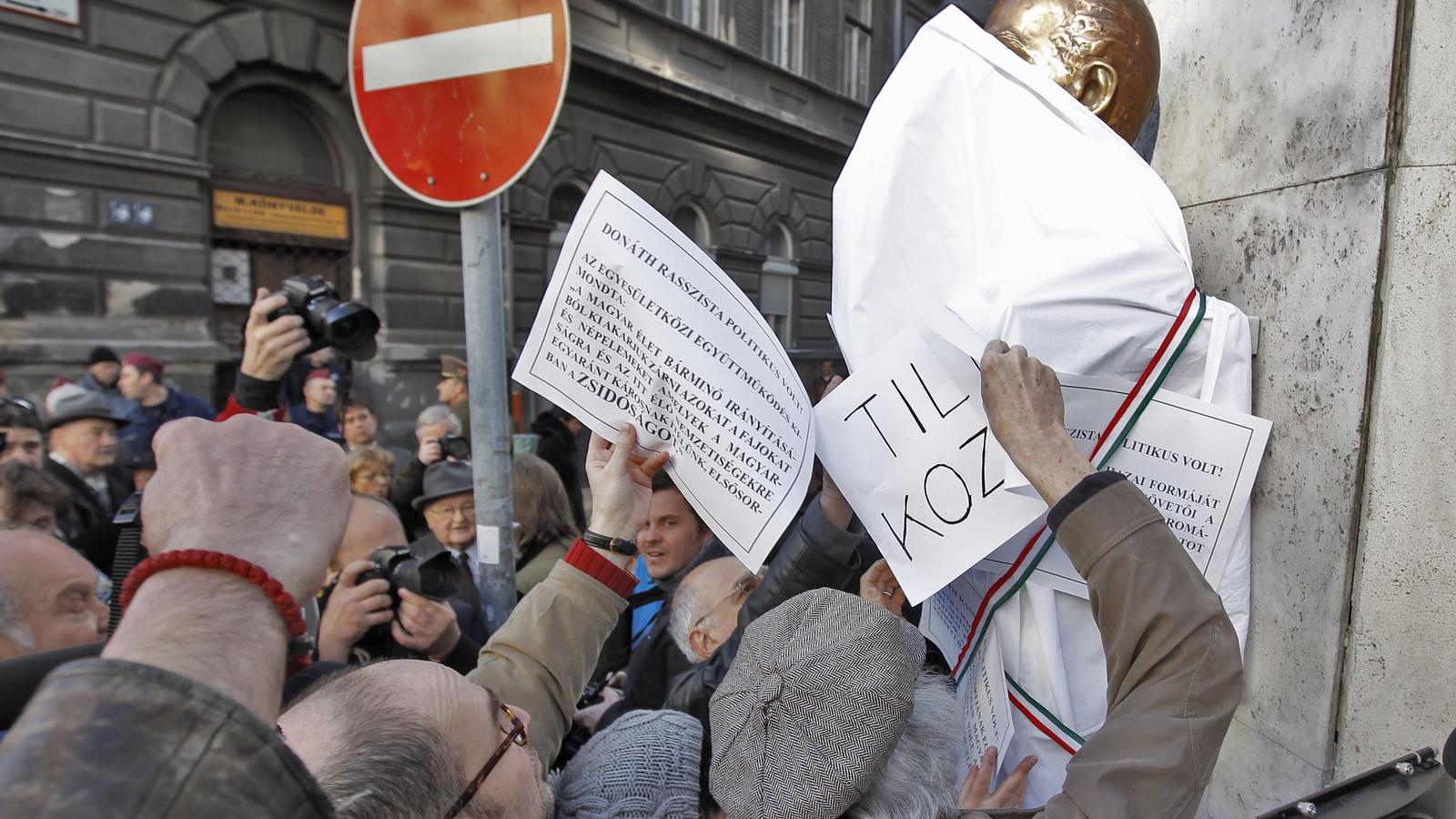 Donáth György rövid életű szobrának botrányos avatása FOTÓ: SZALMÁS PÉTER