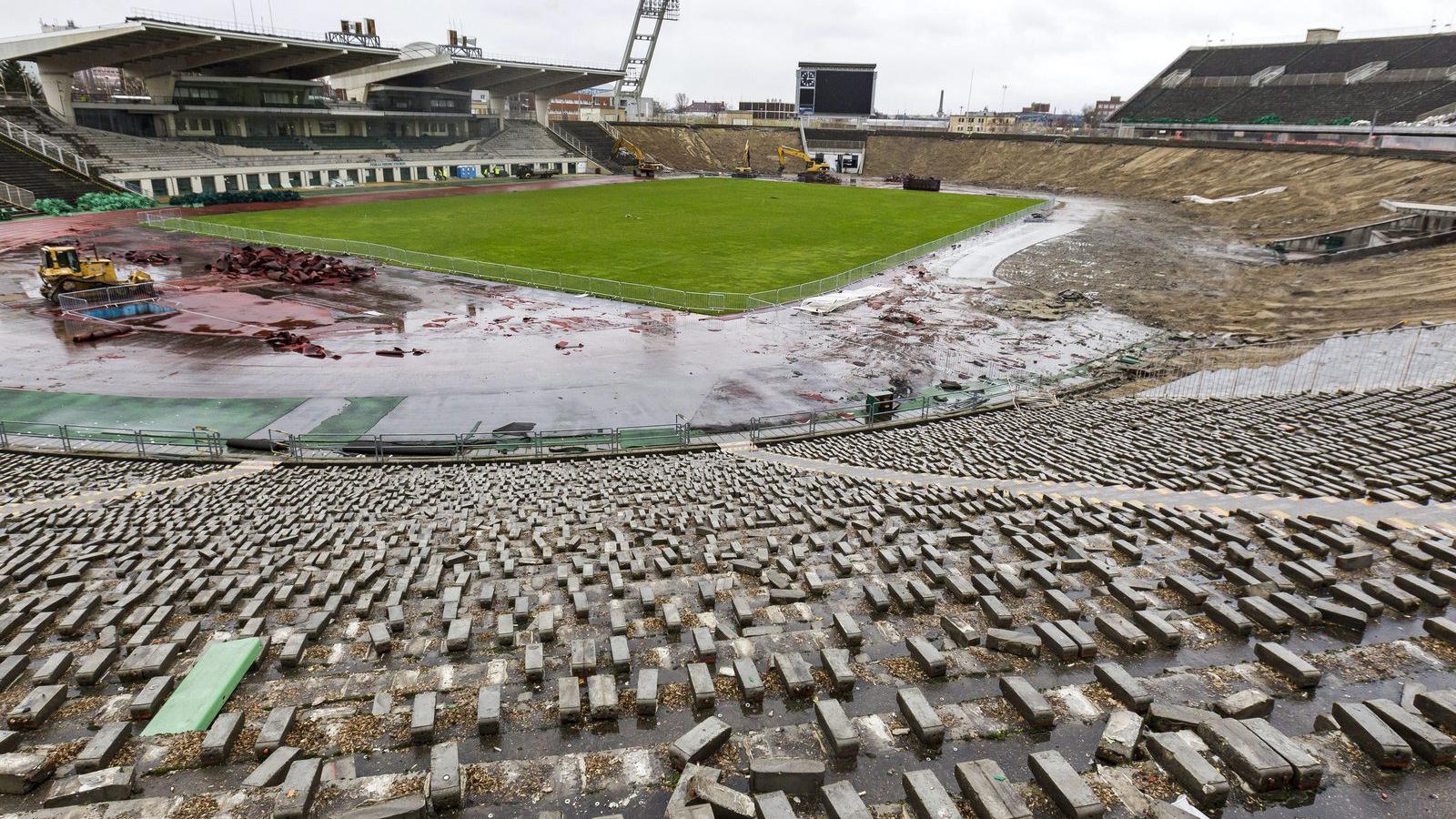 Bontják a Puskás Ferenc Stadiont. MTI Fotó: Szigetváry Zsolt