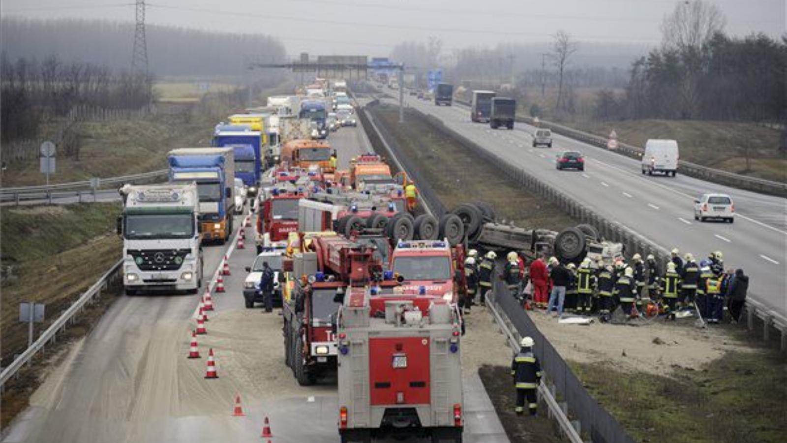 Tűzoltók és mentők dolgoznak az M0-s autóút M3-as autópálya felé vezető oldalán Gyál közelében, ahol felborult egy homokot száll