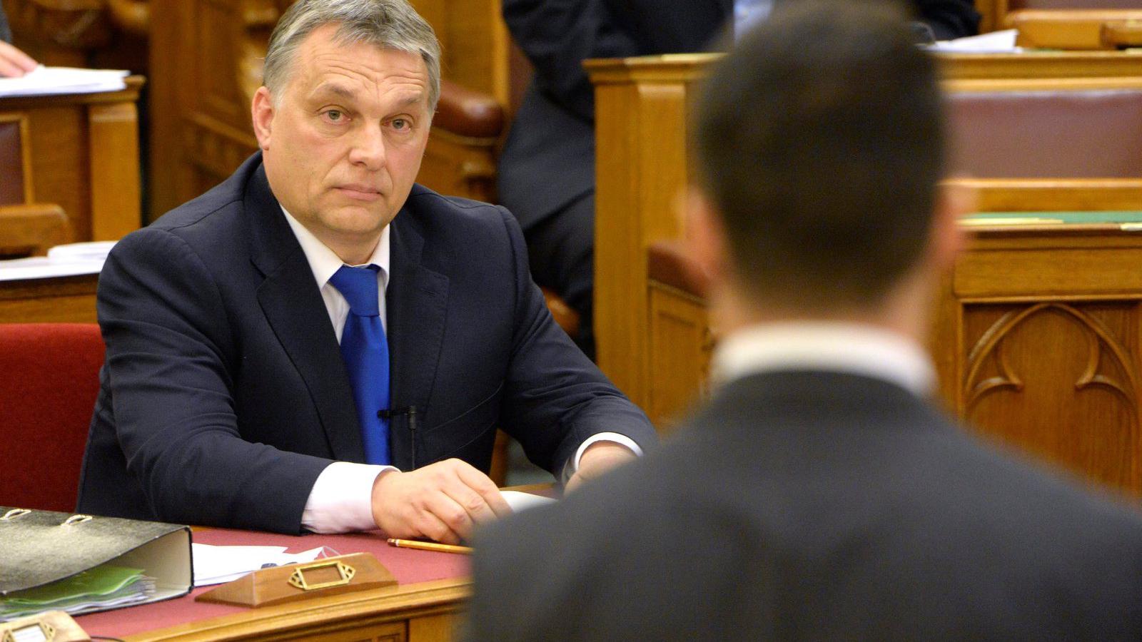 Orbánt kérdezi Vona. MTI Fotó: Kovács Tamás