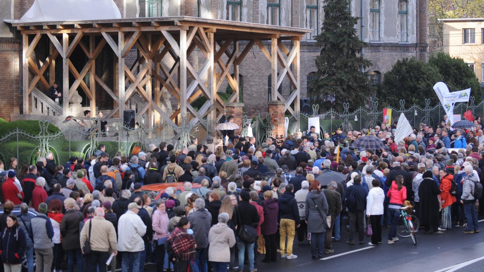 Tiltakozás a Teleki Blanka Gimnáziumnál. Illusztráció: Szalmás Péter/Népszava