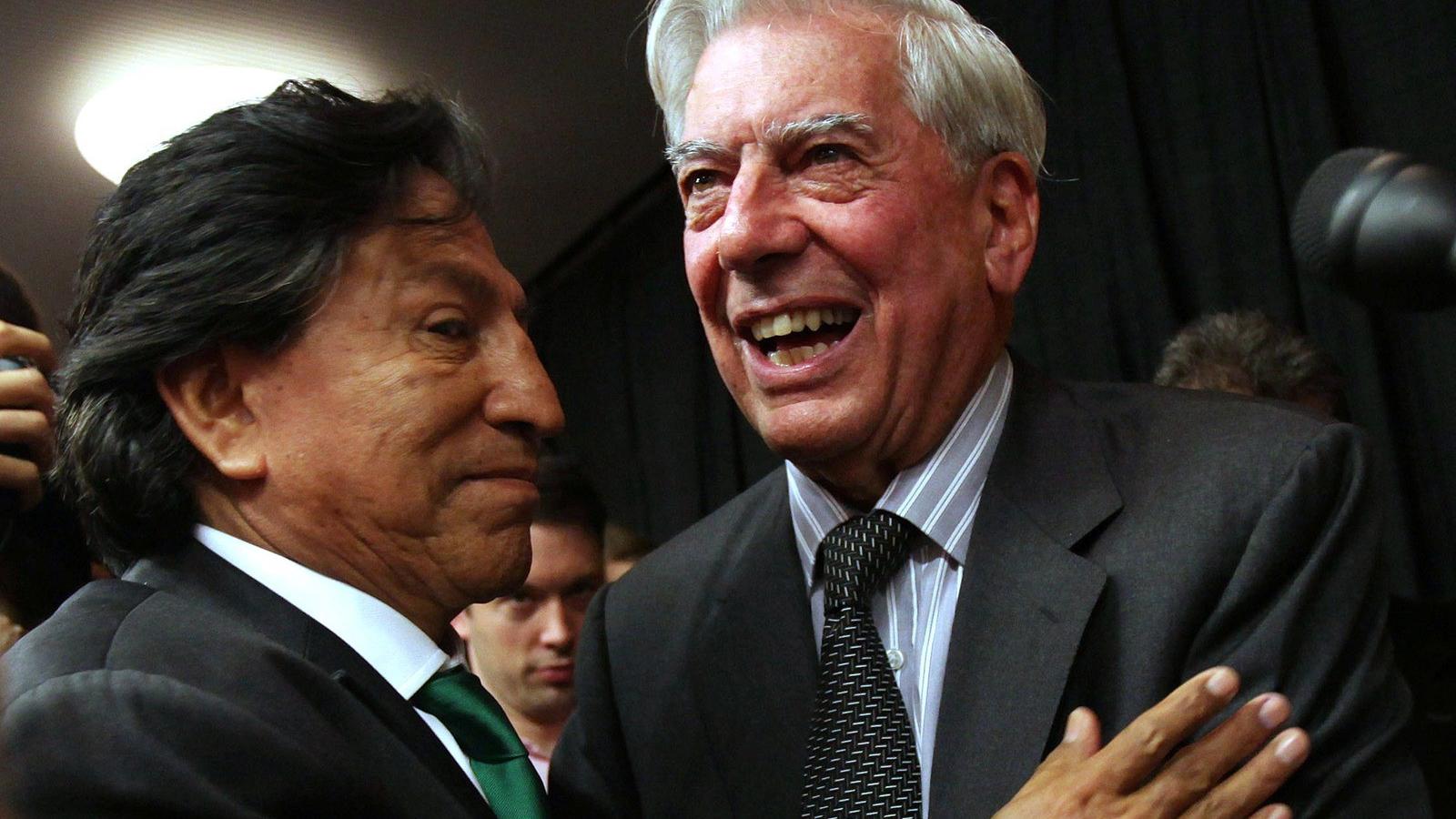 Mario Vargas Llosa a perui elnökkel, Alejandro Toledoval.  FOTÓ: Mario Tama/Getty Images 